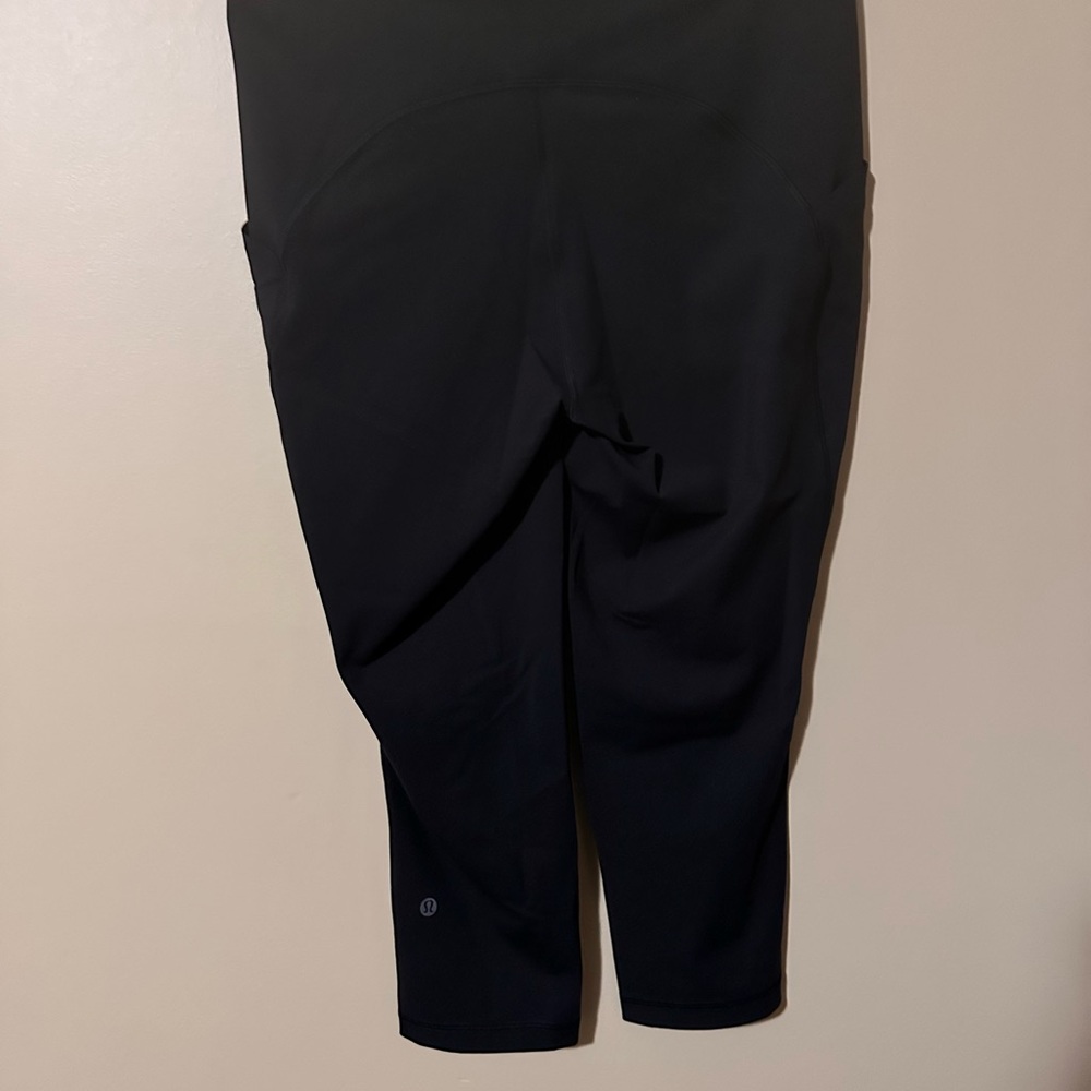 Lululemon cropped size 12 athletic leggings - Picture 3 of 9